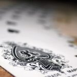 découvrez l'histoire fascinante et les mystères entourant l'as de pique, la carte la plus emblématique du jeu. explorez son symbolisme, ses origines et son influence dans la culture populaire.