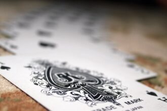 découvrez l'histoire fascinante et les mystères entourant l'as de pique, la carte la plus emblématique du jeu. explorez son symbolisme, ses origines et son influence dans la culture populaire.