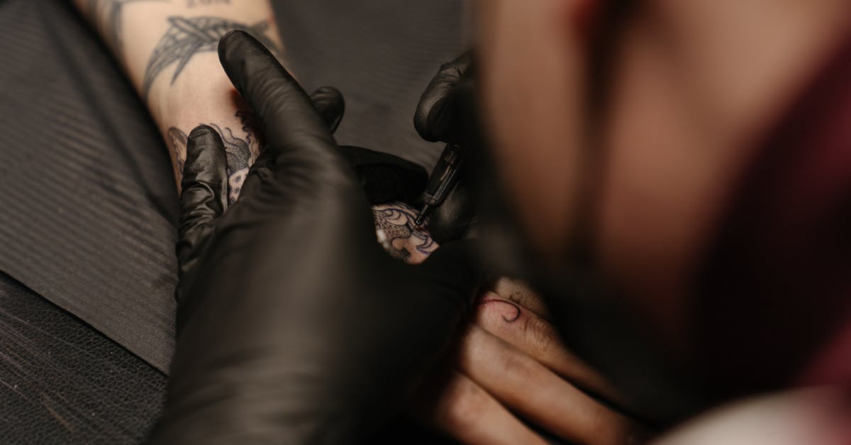 découvrez la signification et les styles populaires du tatouage ancre, un symbole puissant de stabilité, de sécurité et d'aventure maritime.