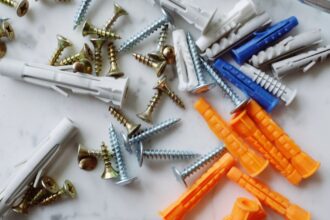 découvrez la signification et les designs modernes du tatouage ancre, un symbole de stabilité et de force intemporelle.