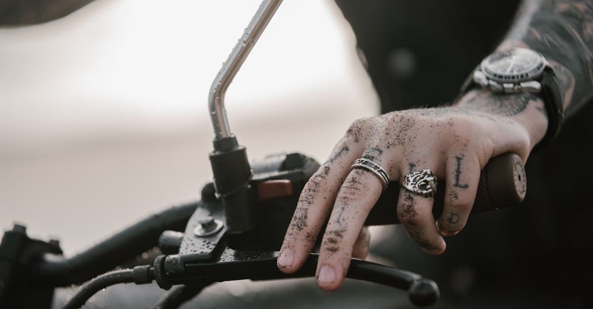 découvrez la signification et les styles variés du tatouage d'ancre, un symbole de stabilité, d'espoir et d'aventure maritime.