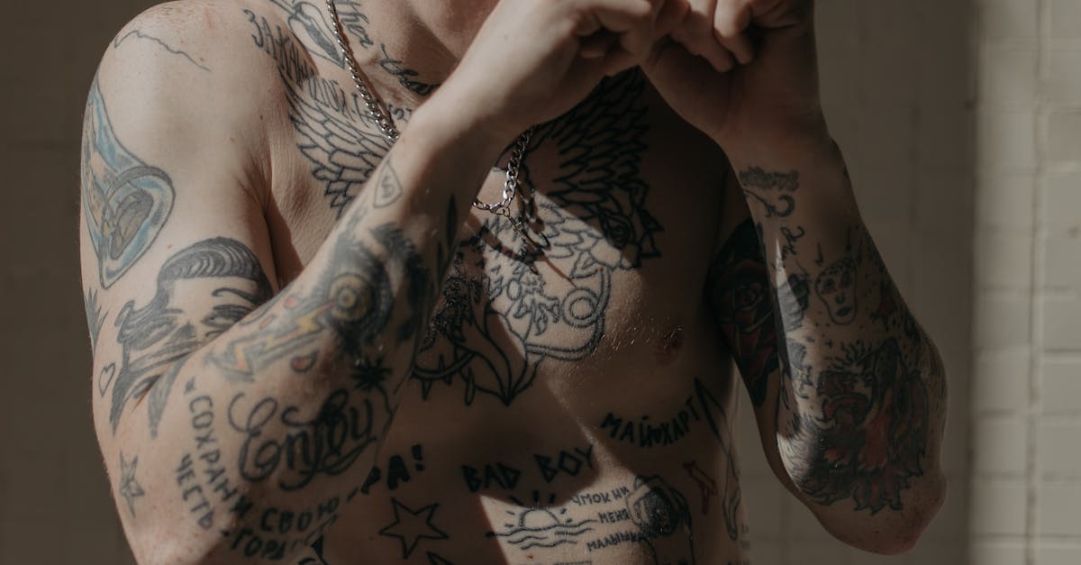 découvrez des idées de tatouages d'ailes dans le dos pour hommes, alliant style et symbolisme pour une allure unique et expressive.