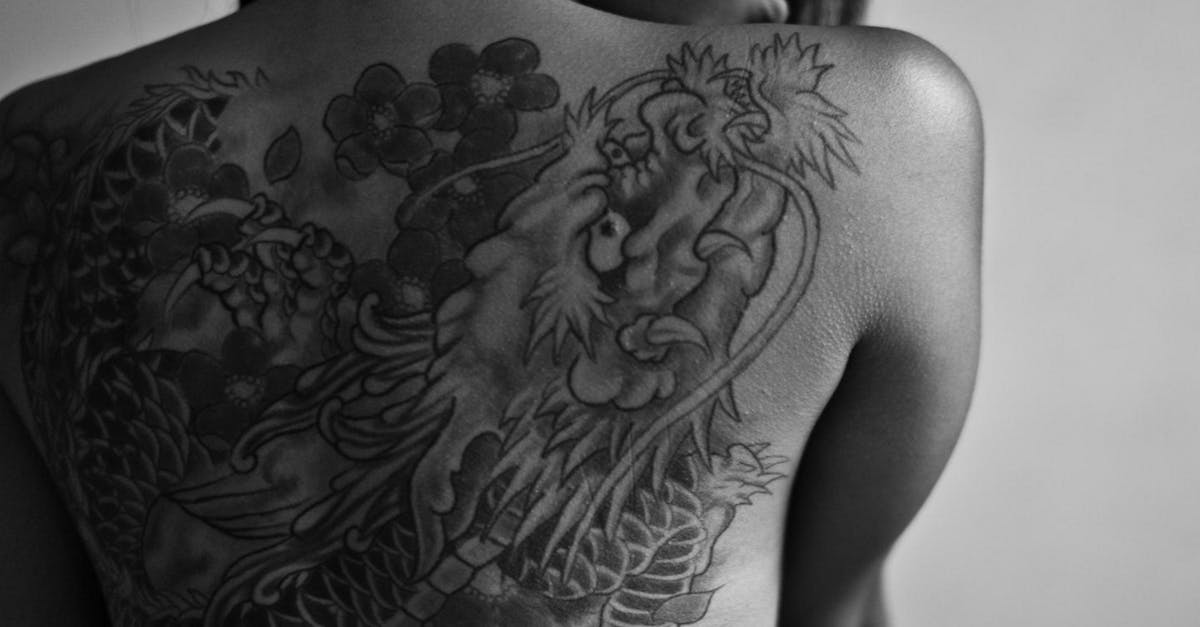 découvrez des idées de tatouages d'ailes dans le dos pour hommes, alliant style, symbolisme et élégance pour un look unique.
