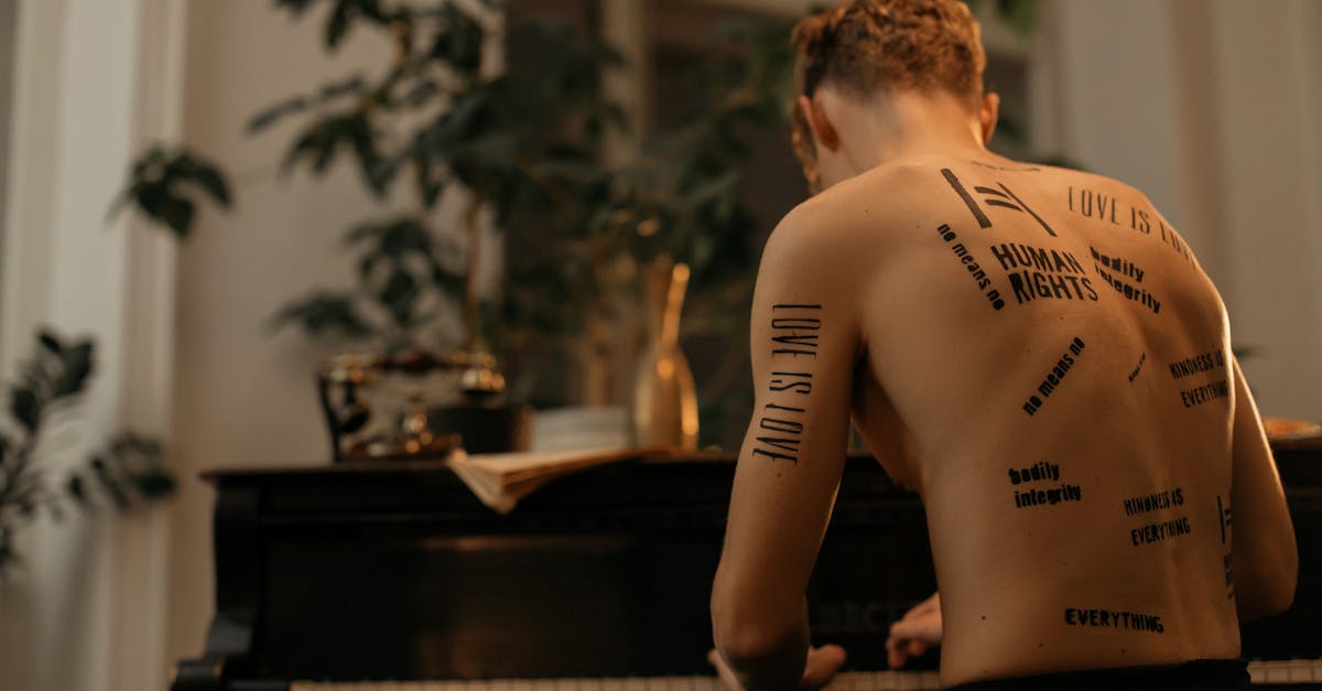 découvrez nos idées de tatouages d'ailes dans le dos pour hommes, alliant force et élégance pour un style unique.