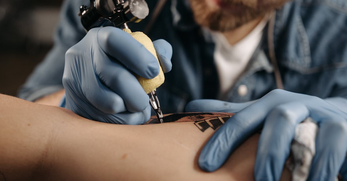 découvrez l'art du tatouage biomécanique, alliant détails futuristes et éléments mécaniques pour un style unique et avant-gardiste.