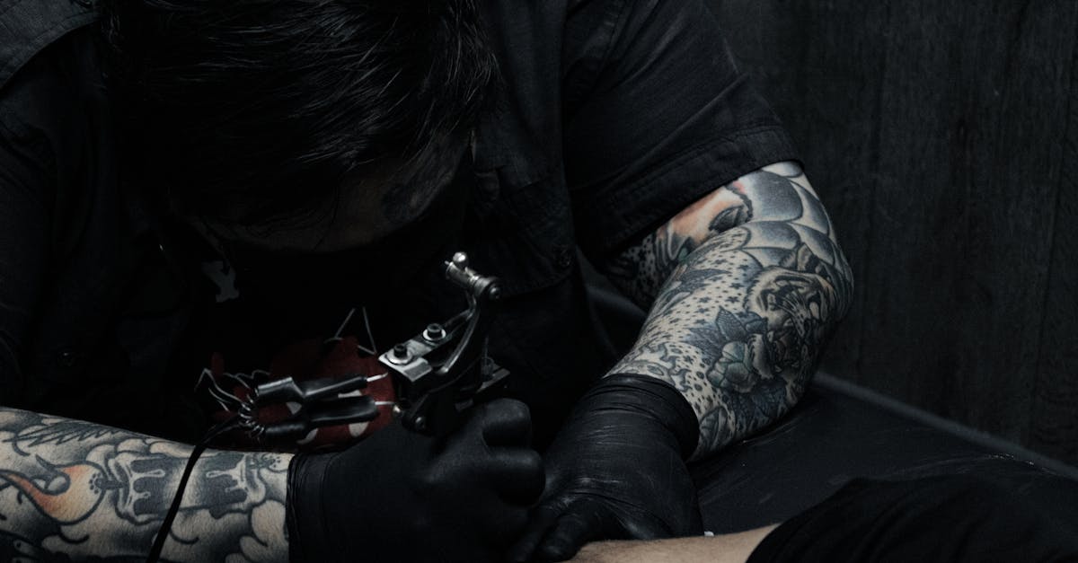 découvrez le style unique du tatouage biomécanique, alliant art et technologie pour un design futuriste et impressionnant sur votre peau.