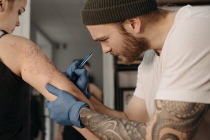 découvrez le tatouage biomécanique, un style fusionnant l’anatomie humaine et la mécanique pour un rendu futuriste et impressionnant.