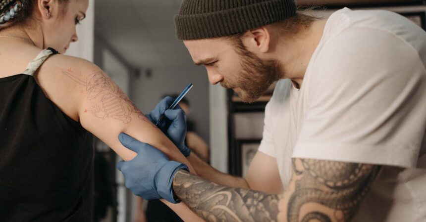 découvrez le tatouage biomécanique, un style fusionnant l’anatomie humaine et la mécanique pour un rendu futuriste et impressionnant.