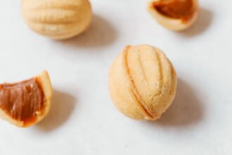 découvrez le caramel balayage, une technique de coloration lumineuse qui illumine vos cheveux avec des reflets chauds et naturels pour un effet soleil sublimé.