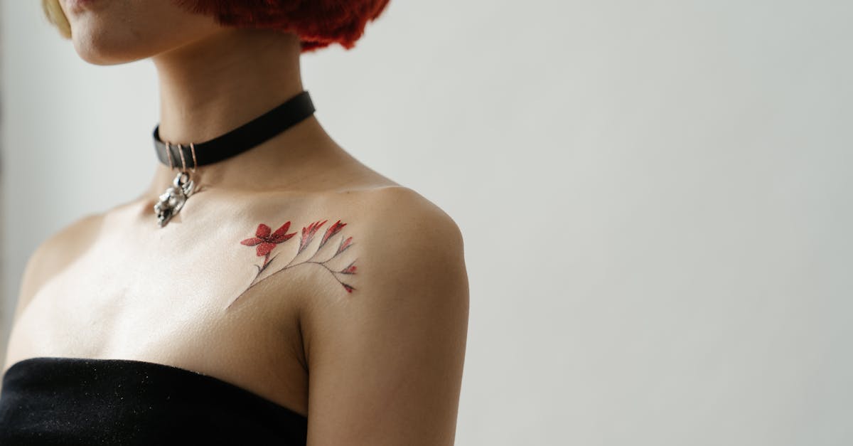 découvrez des idées de tatouages sur la clavicule, entre élégance et originalité, pour sublimer cette zone délicate du corps.