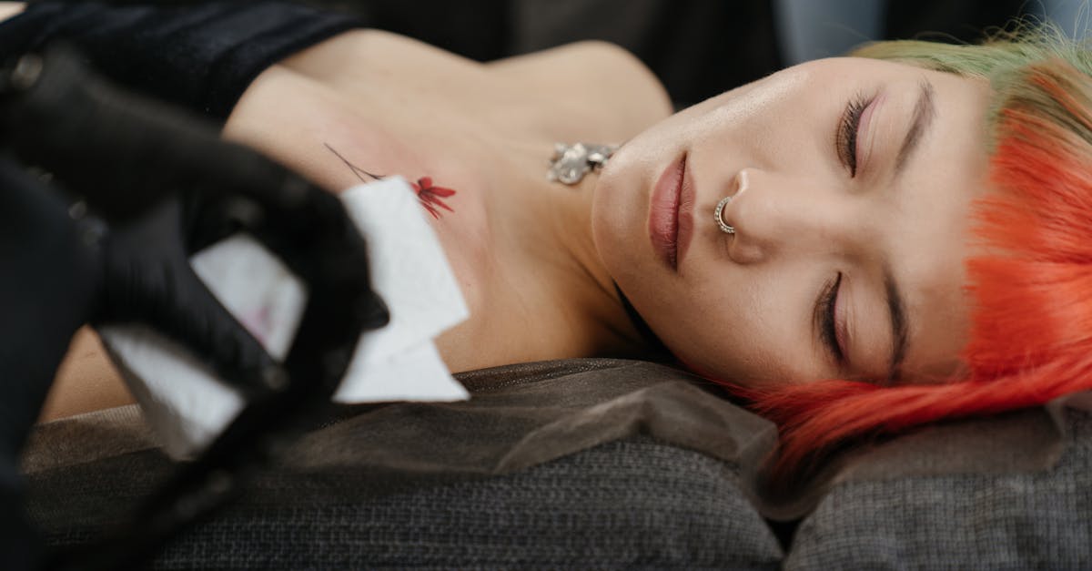 découvrez des idées inspirantes de tatouages sur la clavicule, alliant élégance et originalité pour sublimer cette zone unique du corps.