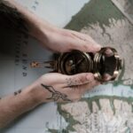 découvrez la signification et les styles populaires du tatouage boussole, un symbole d'orientation, de voyage et de découverte de soi.