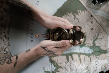 découvrez la signification et les styles populaires du tatouage boussole, un symbole d'orientation, de voyage et de découverte de soi.