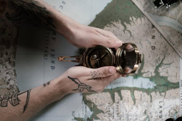 découvrez la signification et les styles populaires du tatouage boussole, un symbole d'orientation, de voyage et de découverte de soi.