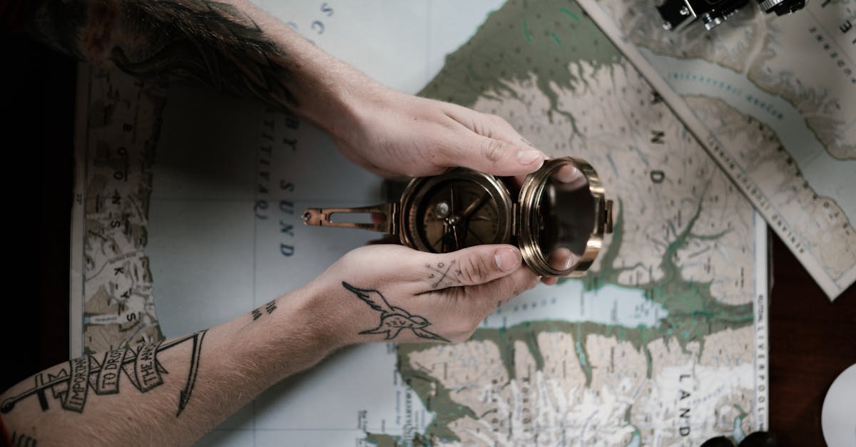 découvrez la signification et les styles populaires du tatouage boussole, un symbole d'orientation, de voyage et de découverte de soi.