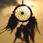 découvrez l’univers mystique du dreamcatcher, cet attrape-rêves traditionnel qui protège des cauchemars et apporte sérénité à vos nuits.