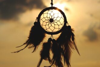 découvrez l’univers mystique du dreamcatcher, cet attrape-rêves traditionnel qui protège des cauchemars et apporte sérénité à vos nuits.