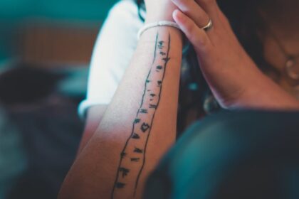 découvrez des idées de tatouages sur l'avant-bras, alliant créativité et styles variés pour sublimer votre peau.