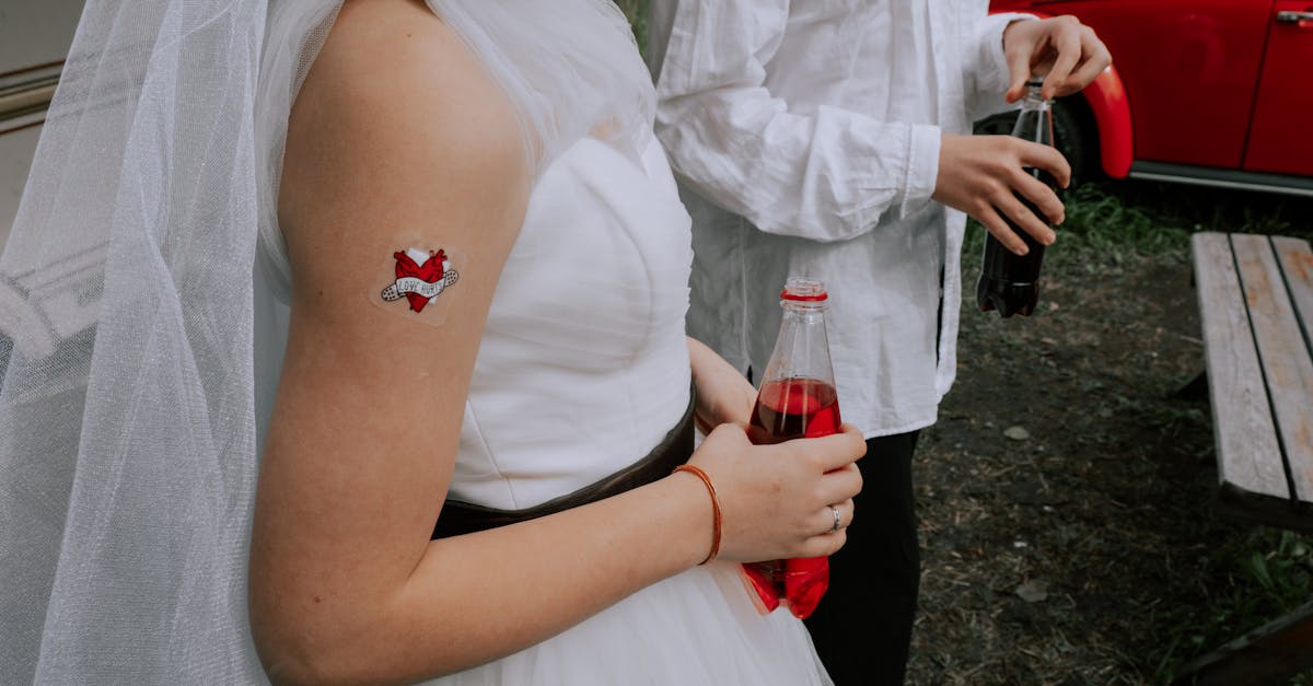 découvrez des idées uniques et élégantes de tatouages en forme de cœur, symboles d'amour et de passion, pour exprimer vos émotions avec style.