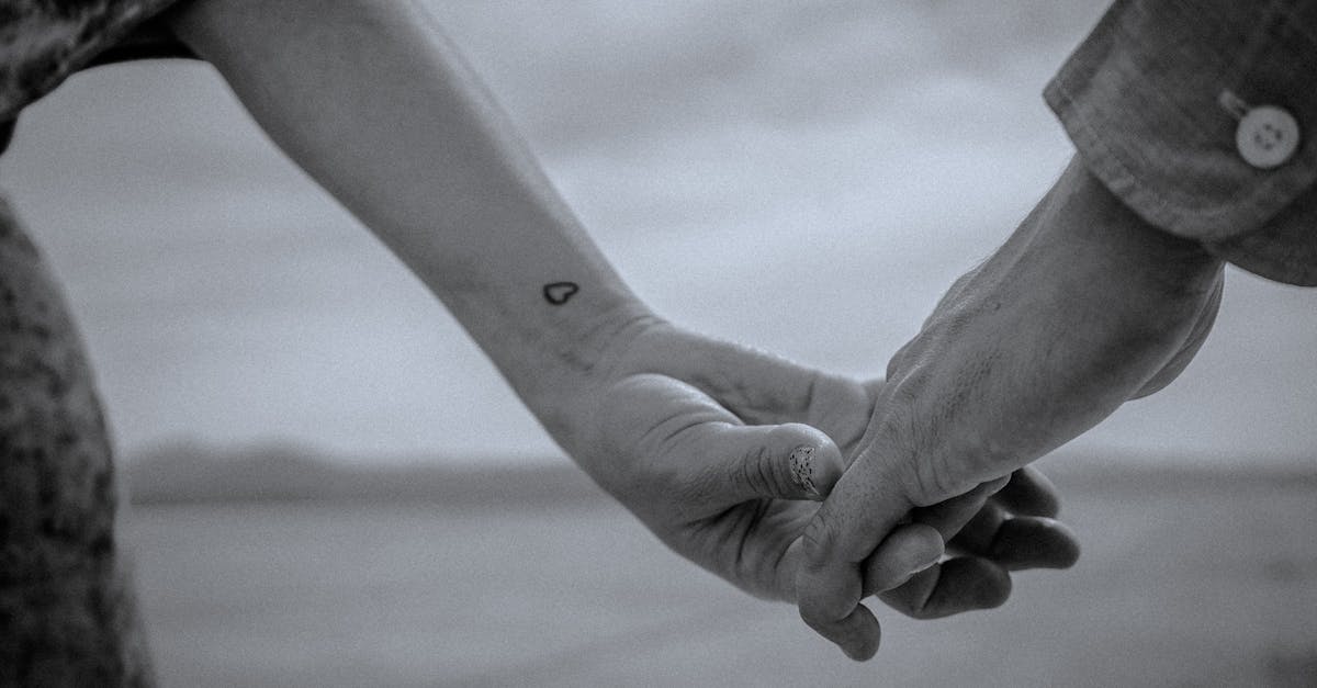 découvrez des idées inspirantes de tatouages en forme de cœur, symboles d'amour et d'émotion, pour sublimer votre peau avec élégance et sens.