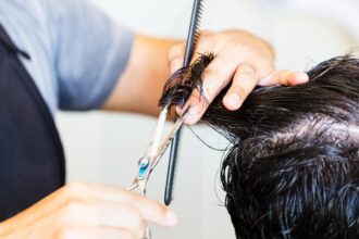 découvrez la coiffure longue en couches, une coupe élégante qui apporte volume et mouvement à vos cheveux longs pour un style moderne et sophistiqué.