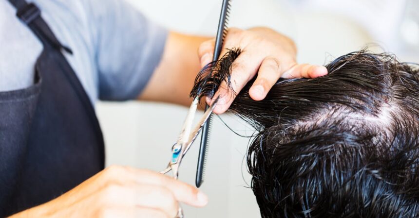 découvrez la coiffure longue en couches, une coupe élégante qui apporte volume et mouvement à vos cheveux longs pour un style moderne et sophistiqué.