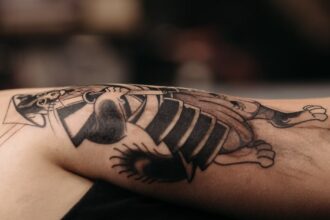 découvrez nos tatouages de chats minimalistes, élégants et modernes, parfaits pour exprimer votre amour pour les félins avec simplicité et style.