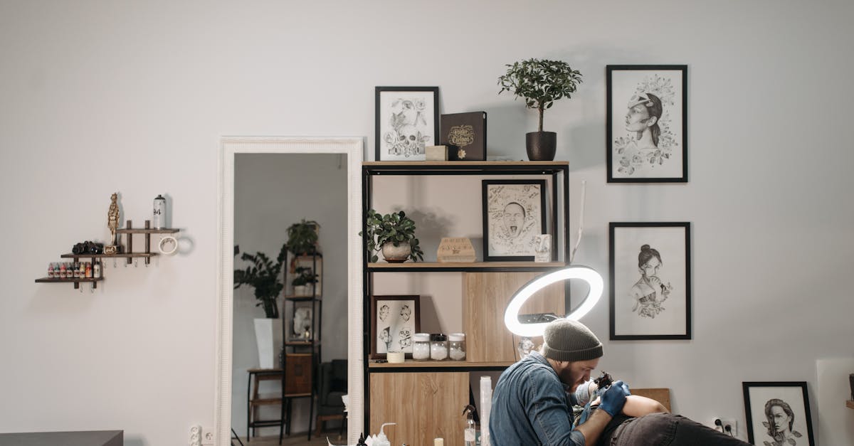 découvrez le tatouage compas minimaliste, un design épuré symbolisant la direction, l'aventure et la guidance personnelle.