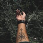 découvrez le tatouage boussole minimaliste, un design épuré symbolisant la direction, l'aventure et la liberté, parfait pour un style discret et significatif.