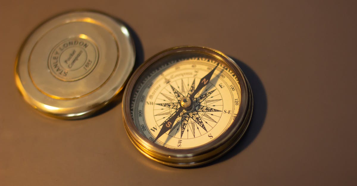 découvrez l'élégance discrète du tatouage boussole minimaliste, un symbole de guidance et d'aventure en design épuré.