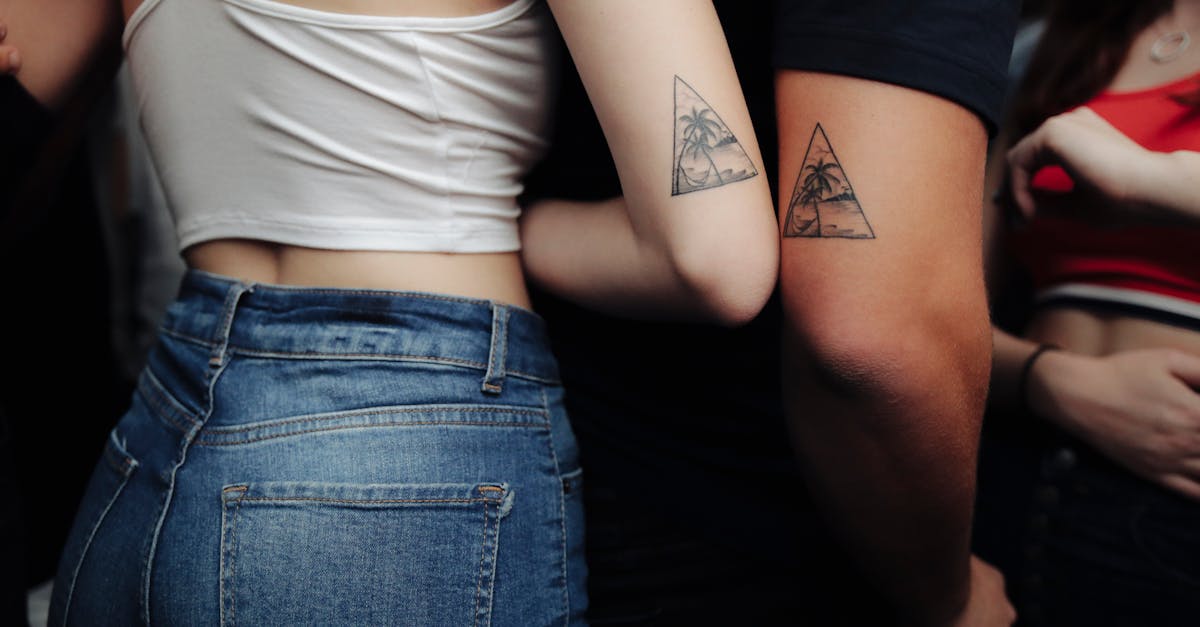 découvrez le tatouage boussole minimaliste, un design épuré symbolisant la direction et l'aventure avec élégance et simplicité.