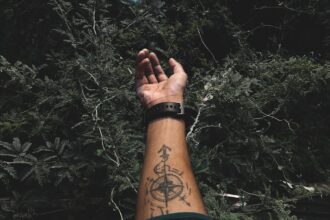 découvrez le tatouage boussole minimaliste, un design épuré symbolisant la direction, l'aventure et la liberté, parfait pour un style discret et significatif.