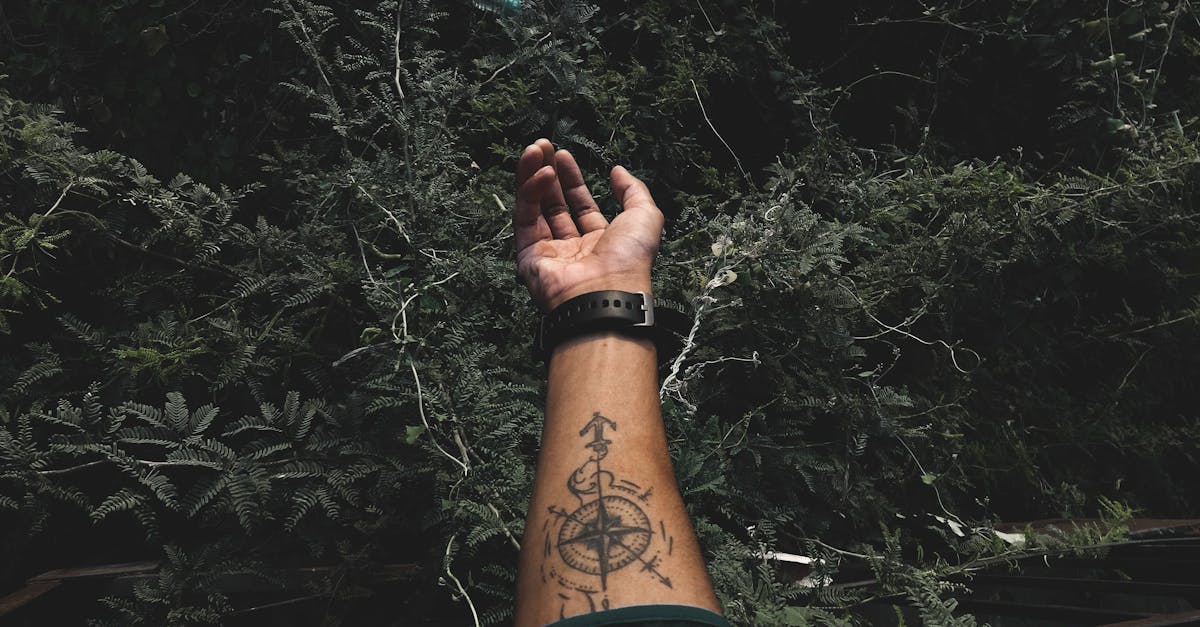 découvrez le tatouage boussole minimaliste, un design épuré symbolisant la direction, l'aventure et la liberté, parfait pour un style discret et significatif.