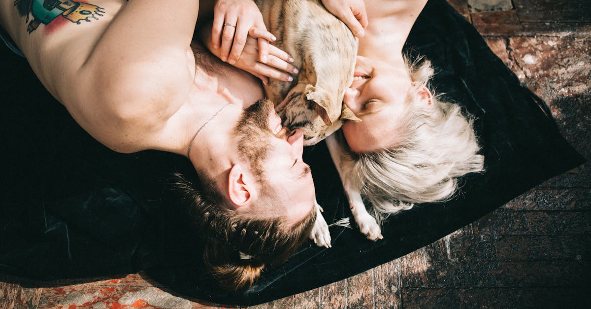 découvrez des tatouages de chiens minimalistes alliant simplicité et élégance, parfaits pour exprimer votre amour pour votre compagnon à quatre pattes avec style.