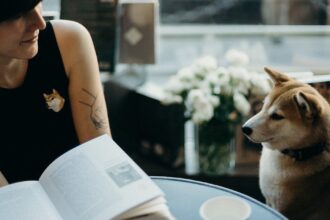 découvrez des tatouages de chien minimalistes, élégants et subtils, parfaits pour exprimer votre amour pour votre compagnon à quatre pattes avec simplicité et style.