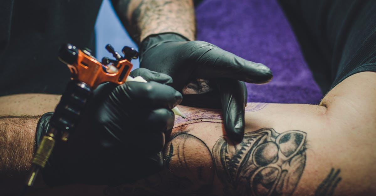 découvrez des designs uniques de tatouages sur les côtes, alliant élégance et originalité pour sublimer votre peau.