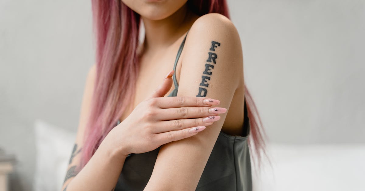 découvrez des idées inspirantes de tatouages sur les côtes, alliant élégance et originalité pour un style unique.