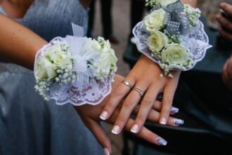 découvrez notre collection élégante de nail art avec des motifs de roses délicats pour sublimer vos ongles avec style et féminité.