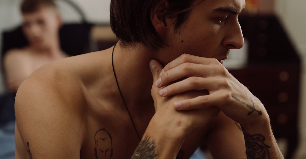 découvrez une collection de tatouages tristes exprimant la mélancolie, la douleur et les émotions profondes à travers des dessins artistiques et significatifs.