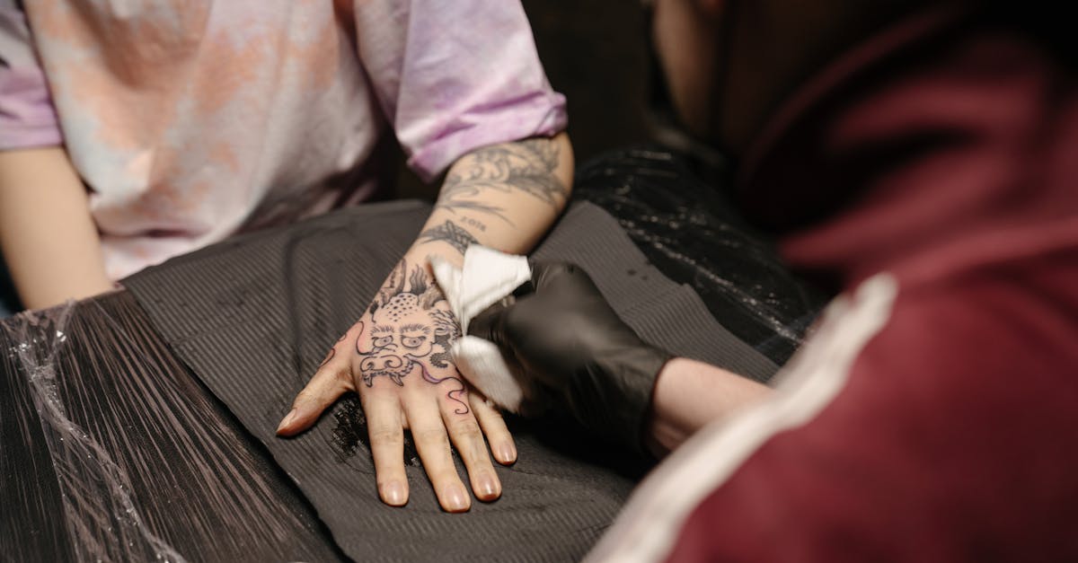 découvrez notre sélection de tatouages tristes, des designs poignants et émouvants qui expriment la mélancolie et les émotions profondes à travers l'art corporel.