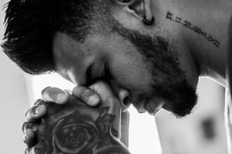 découvrez une sélection émouvante de tatouages tristes exprimant la mélancolie, la douleur et les sentiments profonds à travers des designs uniques et artistiques.