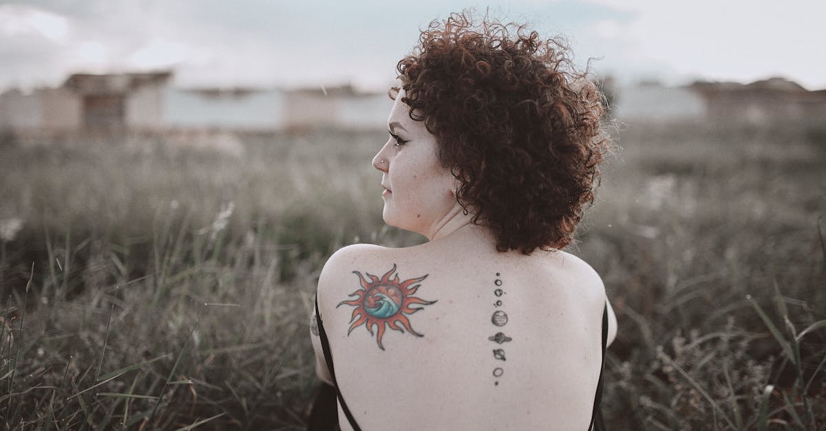 découvrez des idées créatives et tendance de tatouages sur la colonne vertébrale, alliant élégance et symbolisme pour sublimer votre dos.