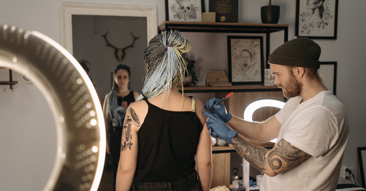 découvrez des idées inspirantes de tatouages le long de la colonne vertébrale, alliant élégance et originalité pour sublimer votre dos.