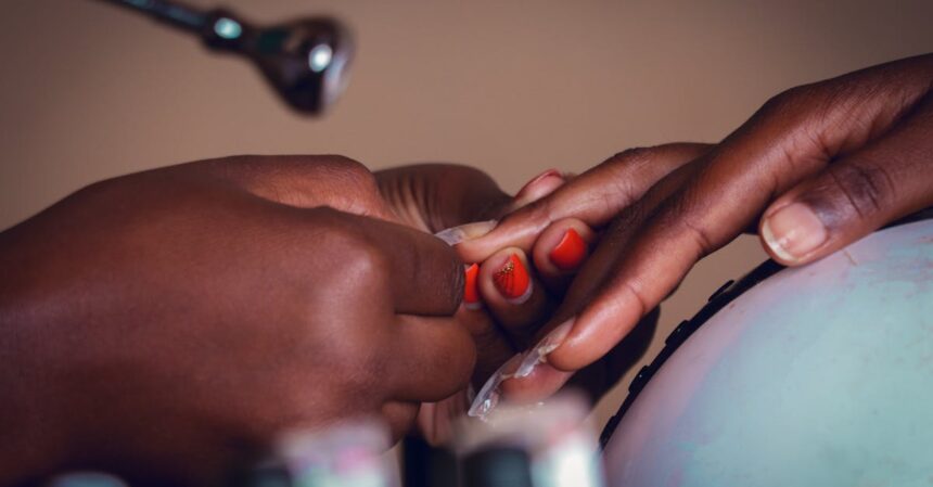 découvrez des idées fraîches et tendance de nail art printanier pour sublimer vos ongles avec des couleurs vives et des motifs floraux.