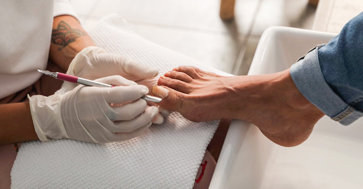 découvrez nos idées de nail art d'été pour sublimer vos pieds avec des motifs colorés, frais et tendance, parfaitement adaptés à la saison estivale.