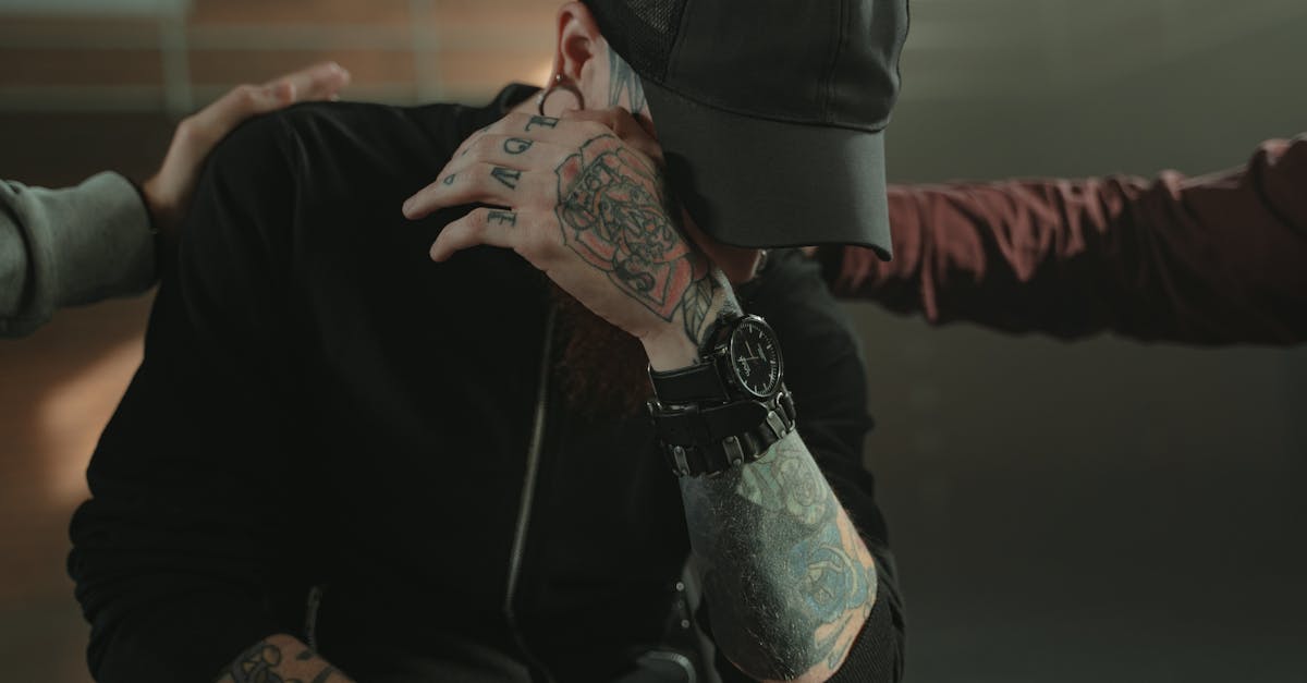 découvrez des idées de tatouages sur le thème de la tristesse, exprimant des émotions profondes à travers des designs uniques et significatifs.