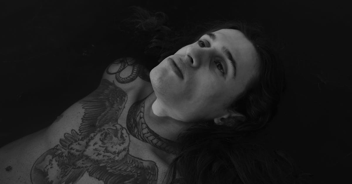 découvrez des tatouages inspirés par la tristesse, exprimant des émotions profondes à travers des designs artistiques et poignants.