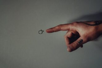 découvrez la signification des tatouages et les symboles cachés derrière chaque dessin pour exprimer votre identité et vos valeurs.