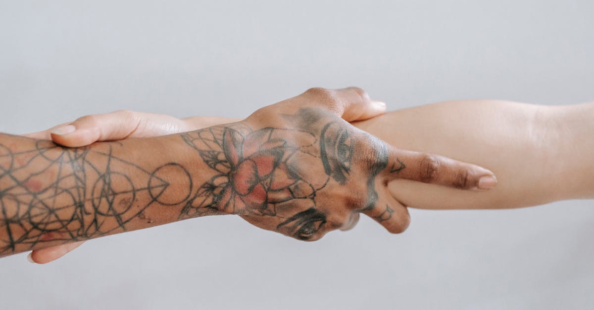 découvrez la signification profonde des tatouages et leur symbolisme à travers différentes cultures et styles.