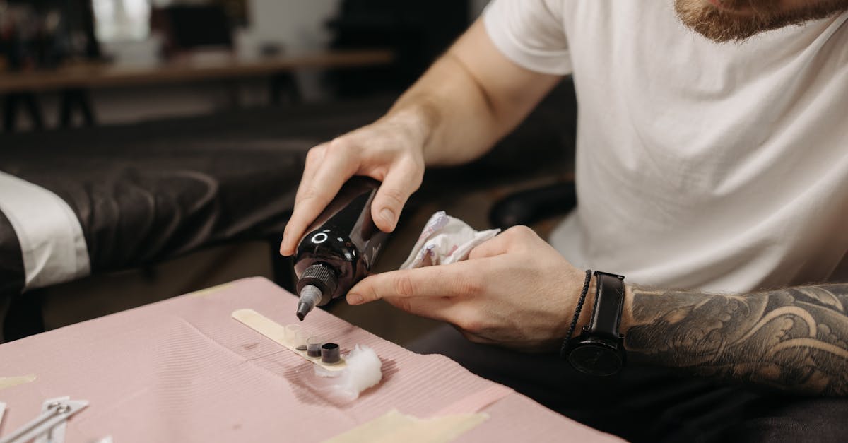 découvrez l'art unique du tatouage à l'encre blanche, une technique délicate pour des motifs subtils et élégants sur la peau.
